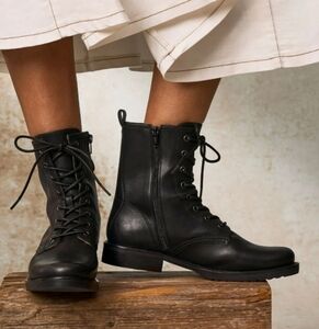 Frye Chesney Combat Boots 6 Womens